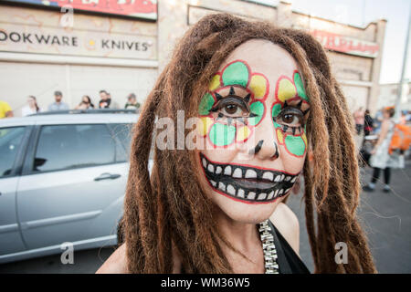 TUCSON, AZ/USA - Novembre 09 : jeune femme avec des dreadlocks facepaint à toutes les âmes de la Procession le 09 novembre 2014 à Tucson, Arizona, USA. Banque D'Images