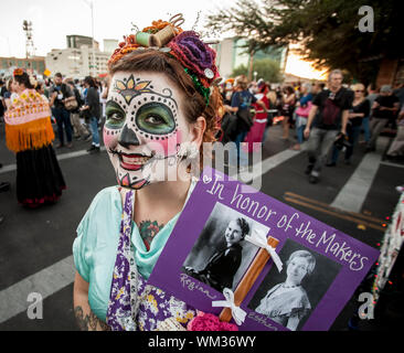 TUCSON, AZ/USA - 09 novembre : une femme non identifiée avec memorial sign in facepaint toutes les âmes à la Procession le 09 novembre 2014 à Tucson, Arizona, USA. Banque D'Images