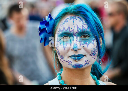 TUCSON, AZ/USA - Novembre 09 : jeune femme en bleu facepaint au toutes les âmes Procession le 09 novembre 2014 à Tucson, Arizona, USA. Banque D'Images