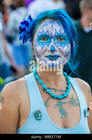 TUCSON, AZ/USA - Novembre 09 : jeune femme en bleu facepaint au toutes les âmes Procession le 09 novembre 2014 à Tucson, Arizona, USA. Banque D'Images