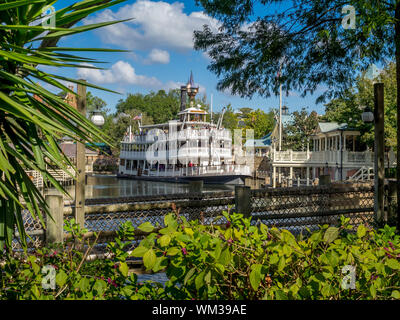 Vue sur le parc Magic Kingdom et bâtiments à Orlando, Floride. Magic Kingdom est le parc à thème le plus visité au monde. Banque D'Images