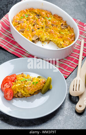 Pâtes au four avec de la viande de porc et de légumes frais et délicieux pickes Banque D'Images