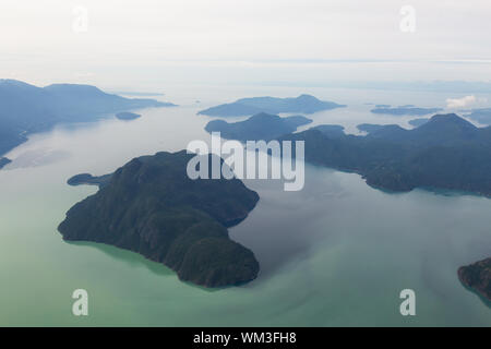 Vue aérienne de l'enclume, Gambier, Bowen et Bowyer Island à Howe Sound. Prises au nord de Vancouver, Colombie-Britannique, Canada. Banque D'Images