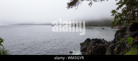 Belle vue panoramique sur une plage rocheuse sur le Juan de Fuca Trail lors d'un coucher du soleil. Prise à Sombrio plage, près de Port Renfrew, Vancouver Island Banque D'Images