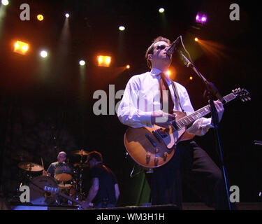 29 juillet : Patrick Wilson, Scott Shriner, et des rivières de Cuomo Weezer effectuer à Lakewood Amphitheatre à Atlanta, Géorgie le 29 juillet 2002. Crédit : Chris McKay / MediaPunch Banque D'Images