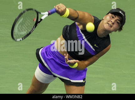 Flushing Meadow, aux États-Unis. 08Th Sep 2019. Bianca Andreescu, du Canada, sert à Elise Mertens, de la Belgique, dans leur quart de finale de l'Arthur Ashe Stadium en match à l'US Open 2019 Tennis Championships à l'USTA Billie Jean King National Tennis Center le mercredi, Septembre 4, 2019 à New York. Photo par Ray Stubblebine/UPI UPI : Crédit/Alamy Live News Banque D'Images