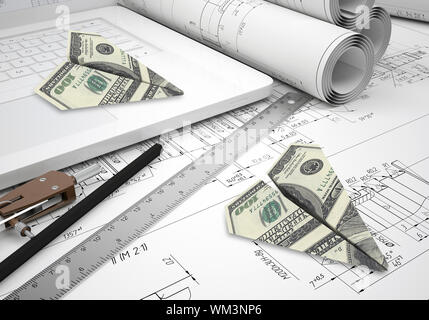 Avions en papier de dollars couché sur le clavier d'ordinateur portable ou d'ingénierie. Les outils sont à proximité. Concept de l'industrie et le commerce Banque D'Images