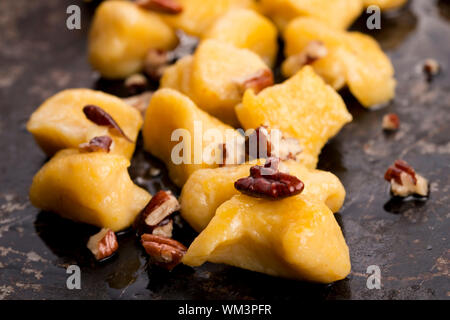 Gnocchi à la citrouille avec une sauce aux champignons Banque D'Images