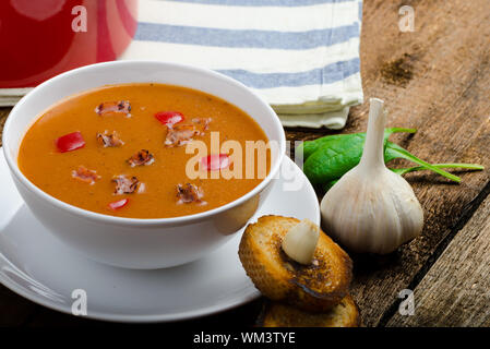 Goulash avec croustillant de toasts, de l'ail sur table en bois Banque D'Images