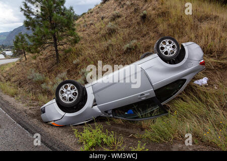 Okanagan Falls, Penticton, Colombie-Britannique, Canada - le 11 août 2019 : accident de voiture renversé sur le côté de la route pendant un jour de pluie. Banque D'Images