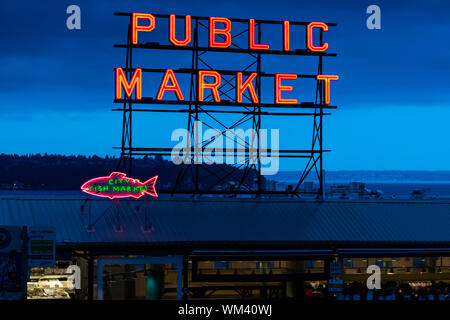 Seattle, États-Unis : 6 octobre 2018 : Blue Hour sur le marché aux poissons de Publique de Seattle à Pike Place Banque D'Images
