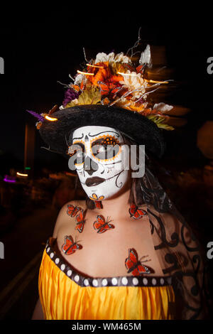 TUCSON, AZ/USA - Novembre 09 : jeune femme avec facepaint et parures de papillon à l'All Souls Procession le 09 novembre 2014 à Tuc Banque D'Images