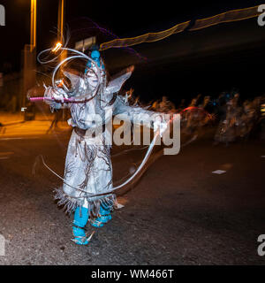 TUCSON, AZ/USA - 09 novembre : Artiste non identifié dans l'argent à toutes les âmes de la Procession le 09 novembre 2014 à Tucson, Arizona, USA. Banque D'Images