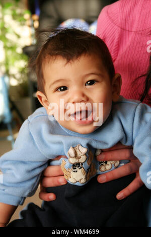 Heureux Bebe De Six Mois Qui Sort Sa Langue La Partie Asiatique Scandinave Photo Stock Alamy