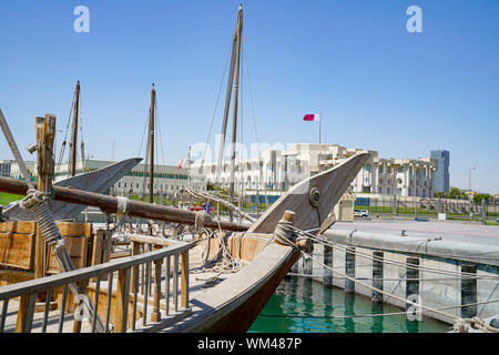 Avec corde dhow amarrés les gréements à bord de Doha avec Qatar Chambre du Parlement et le drapeau de l'arrière-plan. Banque D'Images