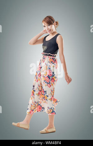 Jolie femme asiatique avec maxi robes, pleine longueur isolée. Banque D'Images