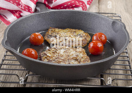 Boudin noir fait maison boxty dans une poêle en fonte avec tomate cerise Banque D'Images
