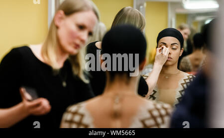 Hambourg, Allemagne. 14Th Aug 2019. La chanteuse suisse Melina M'Poy est maquillés dans son masque. Comme la première distribution elle joue le Nala dans la production musicale de l'Hambourg König der Löwen. Photo : Markus Scholz/dpa/Alamy Live News Banque D'Images