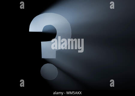 Point d'interrogation. Coupe du trou dans le carton, machine à fumée et des projecteurs. L'image peut sembler bruyant, mais c'est la texture de la fumée. Banque D'Images