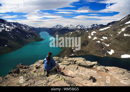 La randonnée. Randonneur prenant une pause à la spectaculaire vue Bessegen Jotunheimen en Norvège, Banque D'Images