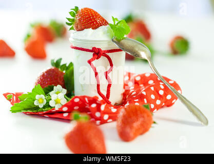 Fraises avec du yaourt en bonne santé Banque D'Images