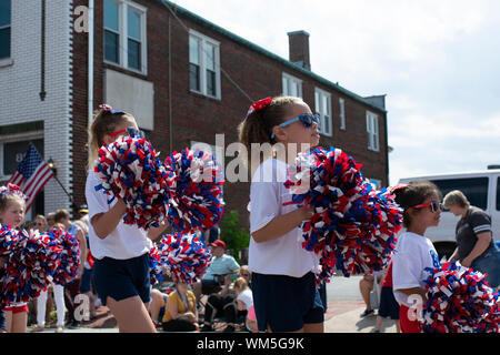 Saint Charles, Missouri 7-4-2019 -USA, Indépendance day parade, les jeunes patriotes avec cheelearders-palm palmiers. Banque D'Images