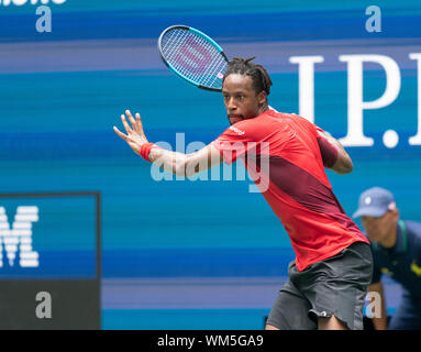 New York, NY - 4 septembre 2019 : Gaël Monfils (France) en action lors du quart de finale du championnat de l'US Open contre Matteo Berrettini (Italie) à Billie Jean King National Tennis Center Banque D'Images