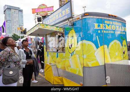 Toronto, Ontario /Canada - Septembre 2019 : les femmes à la stupéfaction à l'Exposition nationale canadienne, Toronto, Ontario Banque D'Images
