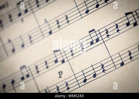 Effet d'un sépia de closeup macro shot de notes musicales écrites sur les billets en papier en format traditionnel sheet music Banque D'Images