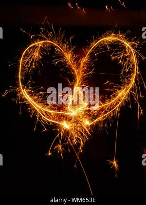 Peinture de lumière en forme de coeur de Sparkler la nuit