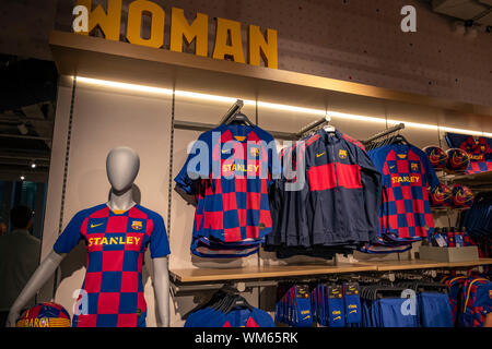 Barcelone, Espagne. 08Th Sep 2019. La section équipement de sport pour les femmes à la boutique du club.Le club de football du FC Barcelone ouvre une nouvelle boutique au coeur des Ramblas de Barcelone. Situé au numéro 124, il a 1 900 m2 et est le cinquième store 100 % géré par le FC Barcelone. Design intérieur a été fait par le designer et théoricien design Juli Capella. Credit : SOPA/Alamy Images Limited Live News Banque D'Images