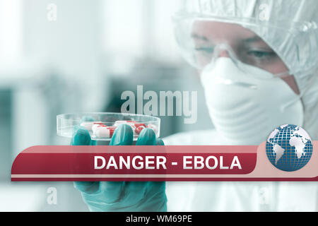 Digital composite de l'Ebola news flash avec l'imagerie médicale Banque D'Images