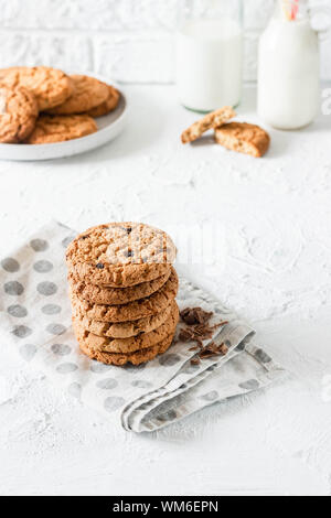 Des pâtisseries classiques. Biscuits traditionnels avec des morceaux de chocolat. Banque D'Images