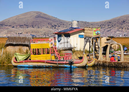 Bateau traditionnel reed de l'Uros, îles du lac Titicaca, Puno, Pérou Banque D'Images