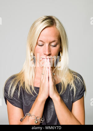 Portrait d'une femme en prière Banque D'Images