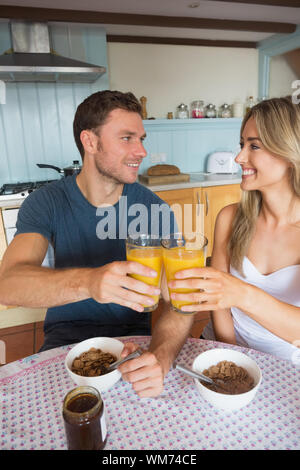 Cute couple ayant le petit déjeuner ensemble à la maison dans la cuisine Banque D'Images