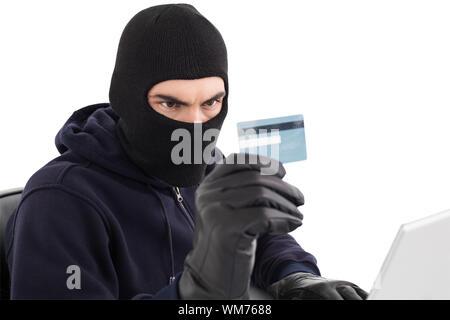 Carte de crédit à l'aide d'effraction et ordinateur portable sur fond blanc Banque D'Images