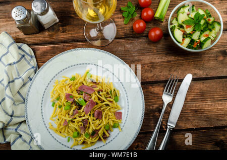 Rôti fait maison au jambon Forêt Noire - schwarzwald jambon et oignon de printemps Banque D'Images
