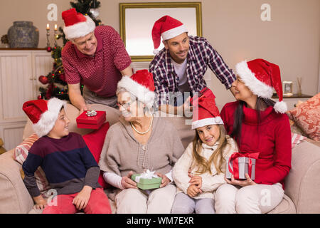 Famille heureuse l'échange de cadeaux de Noël à la maison dans le salon Banque D'Images