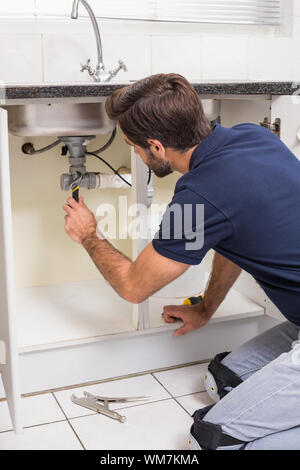 Fixation plombier sous le lavabo dans la cuisine Banque D'Images
