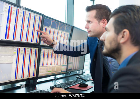 Opérateurs en bourse à un écran d'ordinateur. Banque D'Images