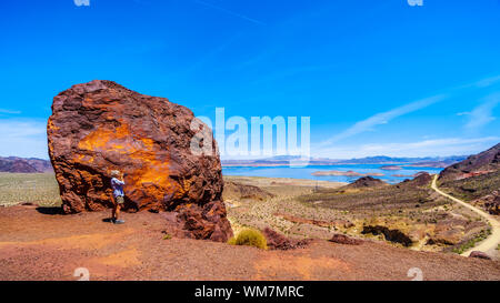 Woman taking a photo du lac Mead de l'historique Sentier de randonnée du Chemin de fer près du barrage Hoover entre le Nevada et l'Arizona, USA Banque D'Images