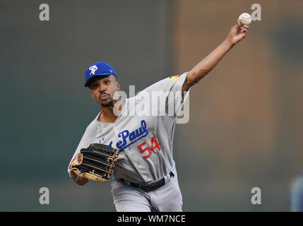 Fargo, ND, États-Unis d'Amérique. 16Th Jun 2019. St. Paul Saints pitcher Chris Lee (54) offre un emplacement au cours de l'Association américaine de baseball professionnel Division Nord match de demi-finale entre la St. Paul Saints et le FM Redhawks au champ extérieur Newman à Fargo, ND. Les Redhawks a gagné 3-2. Photo par Russell Hons/CSM/Alamy Live News Banque D'Images