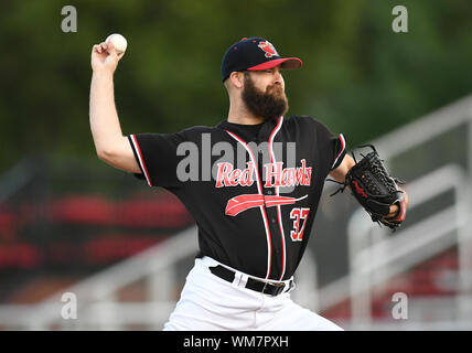 Fargo, ND, États-Unis d'Amérique. 16Th Jun 2019. Pichet Redhawks FM Ryan Williams (37) offre un emplacement au cours de l'Association américaine de baseball professionnel Division Nord match de demi-finale entre la St. Paul Saints et le FM Redhawks au champ extérieur Newman à Fargo, ND. Les Redhawks a gagné 3-2. Photo par Russell Hons/CSM/Alamy Live News Banque D'Images