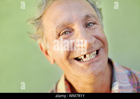 Portrait of senior man avec des problèmes dentaires montrant dent manquante et souriant. De forme horizontale, copy space Banque D'Images