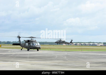 La Garde nationale de Caroline du Sud se félicite UH-60 Black Hawk et d'équipages de l'ouest de la Virginie et de la Garde nationale du Kentucky à McEntire Joint National Guard Base à Eastover, Caroline du Sud, le 4 septembre 2019, en prévision de l'ouragan d'intervention en Caroline du Sud dans le cadre de l'Emergency Management Assistance Compact. La Garde nationale de la Virginie de l'Ouest ont fourni deux UH-60 Black Hawk et huit membres du service dans le cadre de leur hélicoptère de sauvetage aquatique et de l'équipe de la Garde nationale du Kentucky a fourni deux UH-60 Black Hawk et six membres d'offrir des services de soutien à l'aviation générale. Les équipes sont Banque D'Images