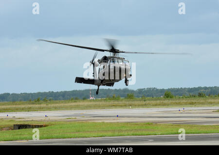 La Garde nationale de Caroline du Sud se félicite UH-60 Black Hawk et d'équipages de l'ouest de la Virginie et de la Garde nationale du Kentucky à McEntire Joint National Guard Base à Eastover, Caroline du Sud, le 4 septembre 2019, en prévision de l'ouragan d'intervention en Caroline du Sud dans le cadre de l'Emergency Management Assistance Compact. La Garde nationale de la Virginie de l'Ouest ont fourni deux UH-60 Black Hawk et huit membres du service dans le cadre de leur hélicoptère de sauvetage aquatique et de l'équipe de la Garde nationale du Kentucky a fourni deux UH-60 Black Hawk et six membres d'offrir des services de soutien à l'aviation générale. Les équipes sont Banque D'Images