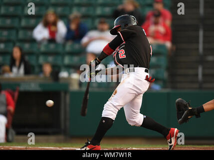 Fargo, ND, États-Unis d'Amérique. 16Th Jun 2019. Deuxième sous-sol FM Redhawks Carlos Garcia (2) balançoires à un intervalle au cours de l'Association américaine de baseball professionnel Division Nord match de demi-finale entre la St. Paul Saints et le FM Redhawks au champ extérieur Newman à Fargo, ND. Les Redhawks a gagné 3-2. Photo par Russell Hons/CSM/Alamy Live News Banque D'Images