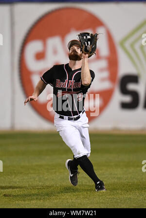 Fargo, ND, États-Unis d'Amérique. 16Th Jun 2019. Le voltigeur Redhawks FM Tim Colwell (9) capture un ballon au cours de l'Association américaine de baseball professionnel Division Nord match de demi-finale entre la St. Paul Saints et le FM Redhawks au champ extérieur Newman à Fargo, ND. Les Redhawks a gagné 3-2. Photo par Russell Hons/CSM/Alamy Live News Banque D'Images