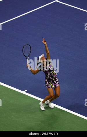 Flushing Meadows, New York, United States - 4 septembre, 2019. Elise Martens de Belgique servant à Bianca Andreescu du Canada lors de leur match quart de finale à l'US Open aujourd'hui. Andreescu a gagné en trois sets à l'avance pour les demi-finales. Crédit : Adam Stoltman/Alamy Live News Banque D'Images